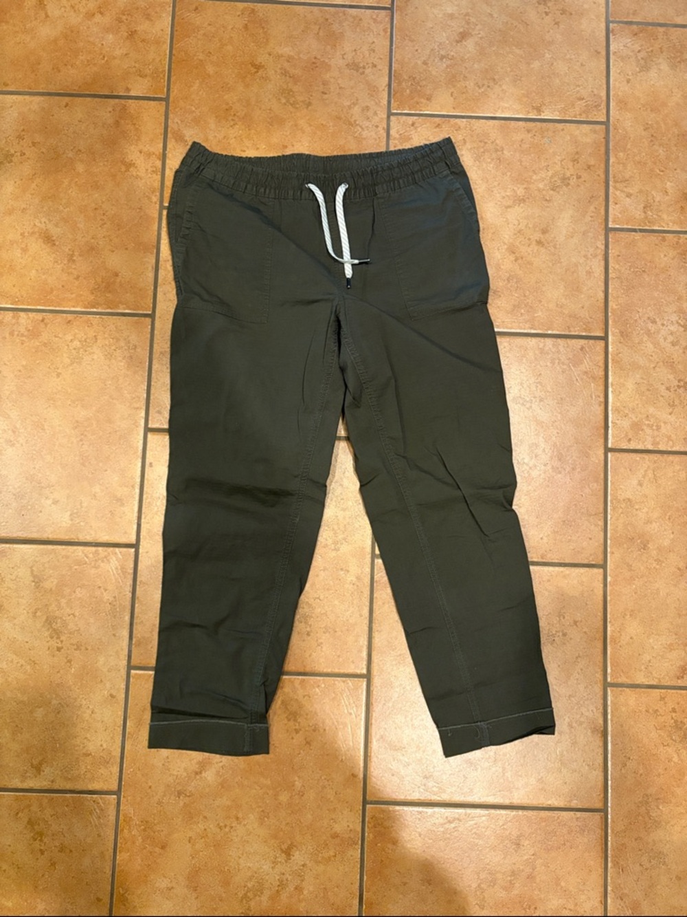 Vuori Olive Cropped Drawstring Pants